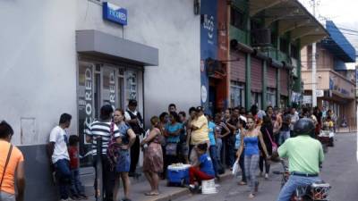 Sampedranos hacen fila afuera de una sucursal bancaria. El sector bancario mostró el mayor dinamismo en el primer semestre de 2015. Foto: Jorge Gonzales