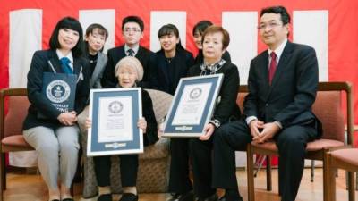 Momento en que le entregan el certificado como la persona más longeva del mundo.