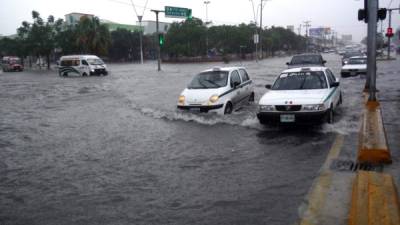 Las fuertes lluvias dejaron varias zonas de Cancún inundadas.