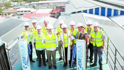 El presidente Juan Orlando Hernández y los ejecutivos de Emsula, Smartsolar y Pepsico Latinoamérica.