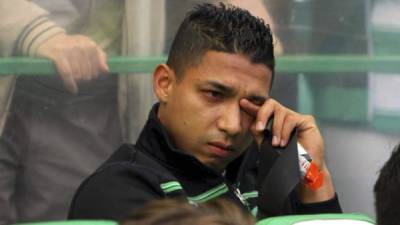 Emilio Izaguirre no pudo conseguir un nuevo club y permanecerá en el Celtic por lo menos hasta el invierno, según Sky Sports.