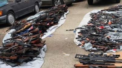 Las autoridades investigan el hallazgo de un arsenal de armas en una mansión de Bel Air./Twiter @FBlankenshipWSB.