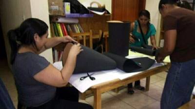 Decenas de mujeres participan talleres de capacitación.