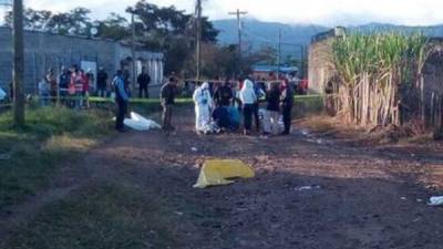 Los cadáveres quedaron en la calle cerca de su vivienda.