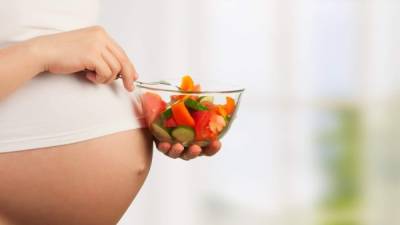 Las embarazadas deben llevar una dieta balanceada que incluya frutas y verduras.