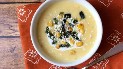 Para servir la crema añadir granos de elote, queso y mantequilla.