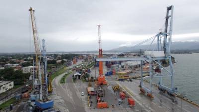 Actividad de rutina de buques comerciales descargando en las diferentes terminales portuarias de Puerto Cortés.