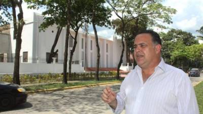 El alcalde Armando Calidonio recorrió las instalaciones de la Casa de la Cultura para verificar el avance de los trabajos.