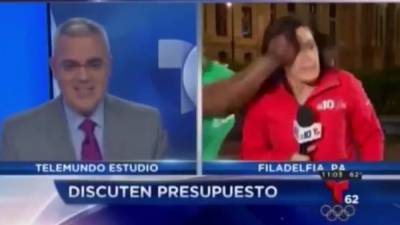 Cuando la periodista finaliza su contacto se ve como una mujer de alta estatura y fornida la golpea.