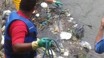 El cuerpo de Walter Alexander González fue rescatado del río por los bomberos