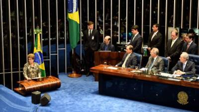 La presidenta brasileña suspendida, Dilma Rousseff, habla en el Senado.