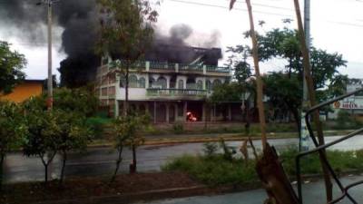 El incendio ocurrió esta mañana en un establecimiento de tres pisos, de telas y colchones, localizado en el barrio Carlos Marx, en Managua. Imagen tomada de redes.