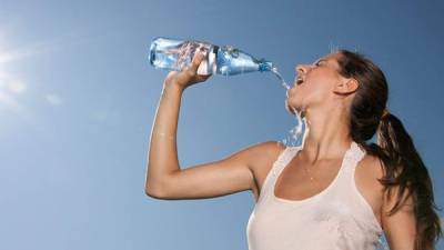 Durante los días de intenso calor beba mucha agua.