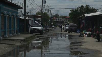 En la colonia Santa Martha, los pobladores sufren porque las aguas negras están combinadas con las pluviales. Foto: Melvin Cubas.