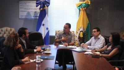 El alcalde Armando Calidonio en reunión..