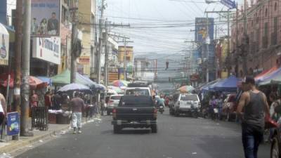 Carros en doble fila, carpas en toda la acera y un completo caos es lo que hay en la tercera avenida.