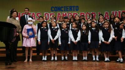 Yomila de Aguirre (izquierda) junto a la pequeña Adriana Flores y los alumnos del Coro de la Escuela Bilingüe Ovidio Decroly. Fotos: Amílcar Izaguirre.