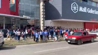 Sampedranos afuera de un centro comercial después de sentir el temblor.