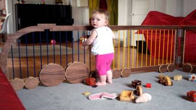 Puede usar corrales especiales para colocar al bebé en una área segura de la casa.