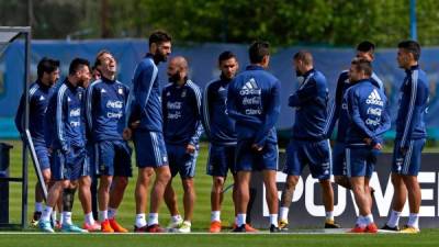 Argentina's footballers take part in a training session in Ezeiza, Buenos Aires on October 8, 2017 ahead of a 2018 FIFA World Cup South American qualifier football match against Ecuador to be held in Quito on October 10. / AFP PHOTO / ALEJANDRO PAGNI