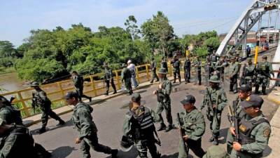Las tropas venezolanas resguardan la frontera con Colombia.