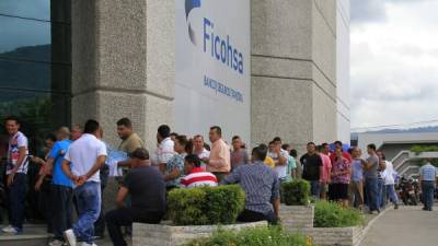 Sampedranos hacen fila en una sucursal de Ficohsa para reclamar sus ahorros de Continental. Foto: Cristina Santos