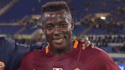 El futbolista camerunés Joseph Perfection Bouasse, excanterano de la Roma de Italia, falleció este lunes a los 21 años de dad. El chico llegó por engaño al club romano en una increíble historia que terminó en tragedia.