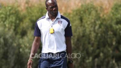 David Suazo ya logró su primer triunfo como estratega del Cagliari.