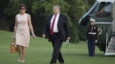 Los padres de la primera dama estadounidense Melania Trump, nacidos en Eslovenia, se convirtieron el jueves en ciudadanos de Estados Unidos en una ceremonia en Nueva York, informó a la AFP su abogado migratorio, Michael Wildes.