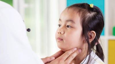 Esta enfermedad puede presentar síntomas más leves en los niños.