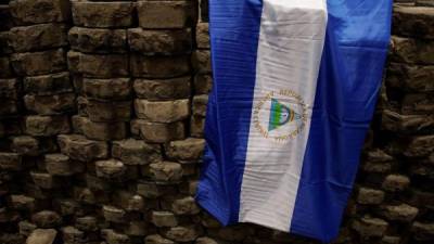 Vista de una bandera sobre una barricada de adoquines en Managua. Imagen de archivo EFE.