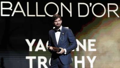 Alisson Becker tras recibir el premio al mejor portero del año 2019. Foto EFE