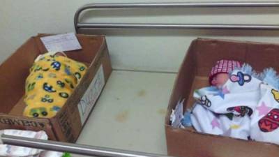 Imagen de los bebés colocados en cajas en la ciudad de La Ceiba.