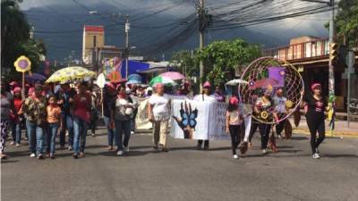 Un nutrido grupo de mujeres se sumaron para celebrar Día Internacional de la Eliminación de la Violencia contra la Mujer.