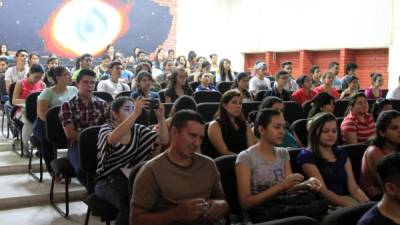 Estudiantes de psicología mientras reciben charlas de manejo de estrés el auditorio 2 del edifico 5 de la Unah-vs.