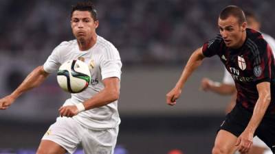 Cristiano Ronaldo pelea la pelota con el defensa Luca Antonelli.