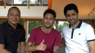 El papá de Neymar publicó esta foto con el presidente del PSG.