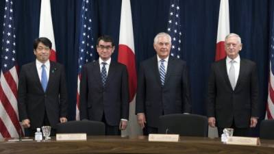 El secretario de Estado de EUA, Rex Tillerson (2-d), el ministro japonés, Taro Kono (2-i), el secretario de Defensa, James Mattis (d) y el ministro de Defensa japonés, Itsunori Onodera (i). Foto: EFE