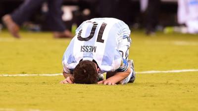 Lionel Messi se tiró al césped, lamentando una nueva final perdida con Argentina. Foto AFP