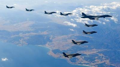 Un bombardero nuclear estadounidense, acompañado de cazas furtivos, sobrevoló este miércoles la península coreana. AFP.