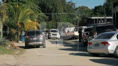 Los cuerpos de Edgar Moisés Morales y Obdulio Robles quedaron tirados cerca de sus carros.