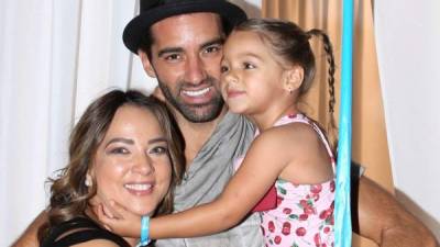 Adamari López en una foto de archivo junto a su expareja Toni Costa y su hija Alaia.