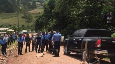 Los cadáveres de los dos hombres quedaron a la orilla de una calle de tierra. Cerca de la casa habían tiroteado a doña Aleyda Carolina López.