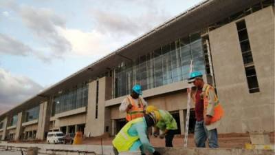 Personal de la construcción trabajando en el edificio del aeropuerto de Palmerola.