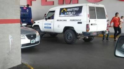 Personal de Medicina Forense ha llegado al centro comercial para verificar fallecimiento del bebé.