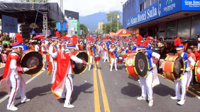 Institutos sampedranos desfilan por la primera calle, frente al Hotel Sula.