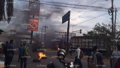 Los policías antimotines lanzaron bombas lacrimógenas a los manifestantes.