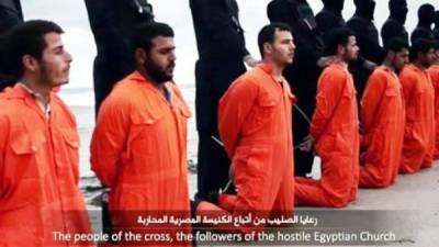 El grupo yihadista Estado Islámico (EI) difundió este domingo un video en el que muestra la decapitación de 21 hombres a los que identifica como egipcios cristianos coptos capturados en Libia.