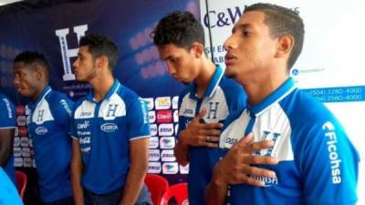 Jugadores del combinado catracho entonando las notas del Himno Nacional de Honduras.