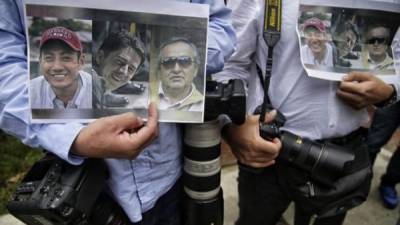 El periodista Javier Ortega, el fotógrafo Paúl Rivas (45) y el conductor Efraín Segarra del diario El Comercio de QUITO fueron secuestrados y asesinados por disidentes de las FARC en Colombia.